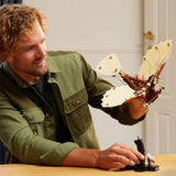 LEGO Icons Leonardo Da Vinci's Flying Machine With Flapping Wings - Include minifigurină și suport - Set de construcție pentru adulți - Set de decorațiuni pentru casă - Idee de cadou - 10363 Seturi de constructie Besuche den LEGO-Store