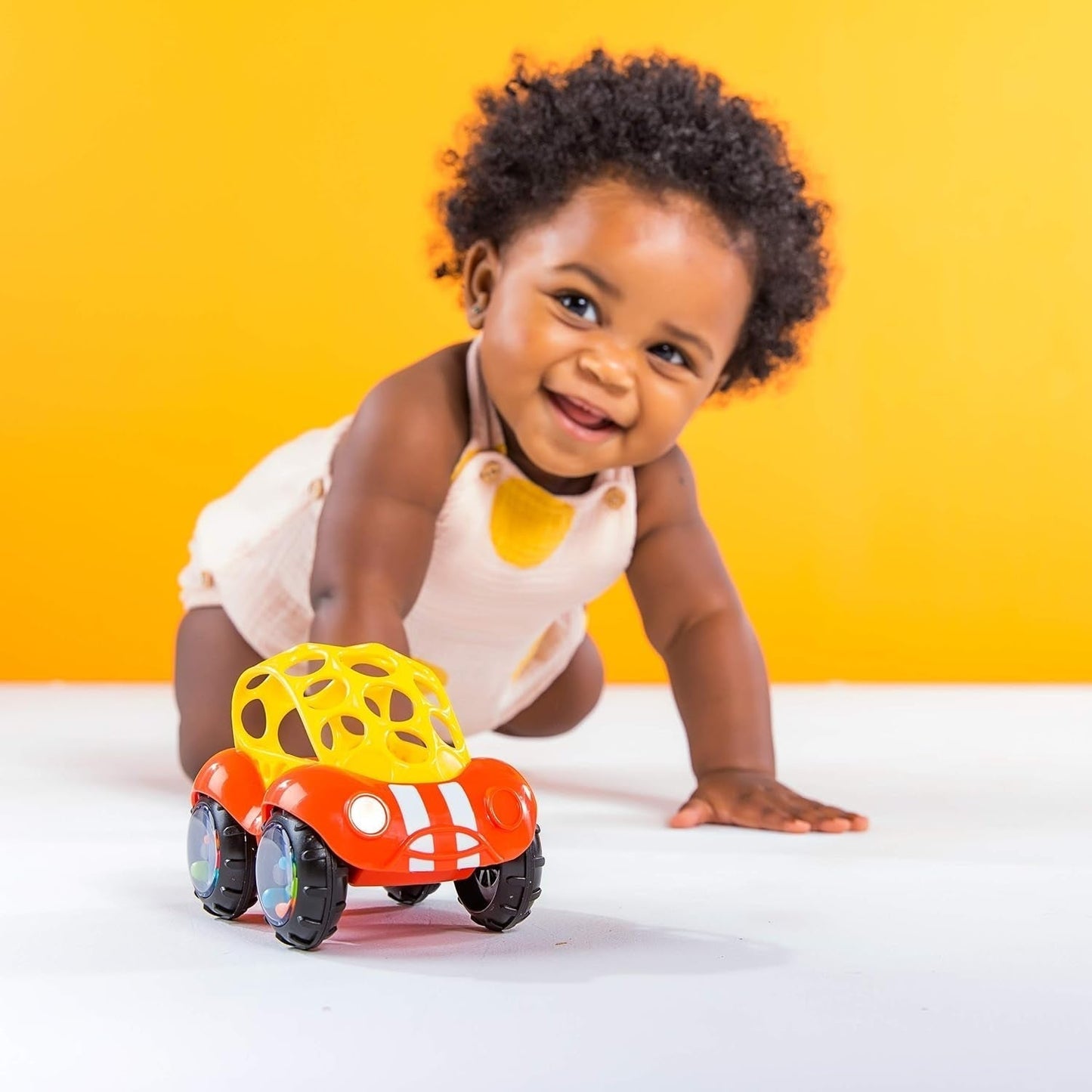 Bright Starts, Oball, mașină de jucărie cu zornăitor, jucărie cu activitate motorie pentru bebeluși și copii mici de la 3 luni, 1 bucată, culoare aleatorie albastru sau roșu Jucarii Bebe Naty Shop