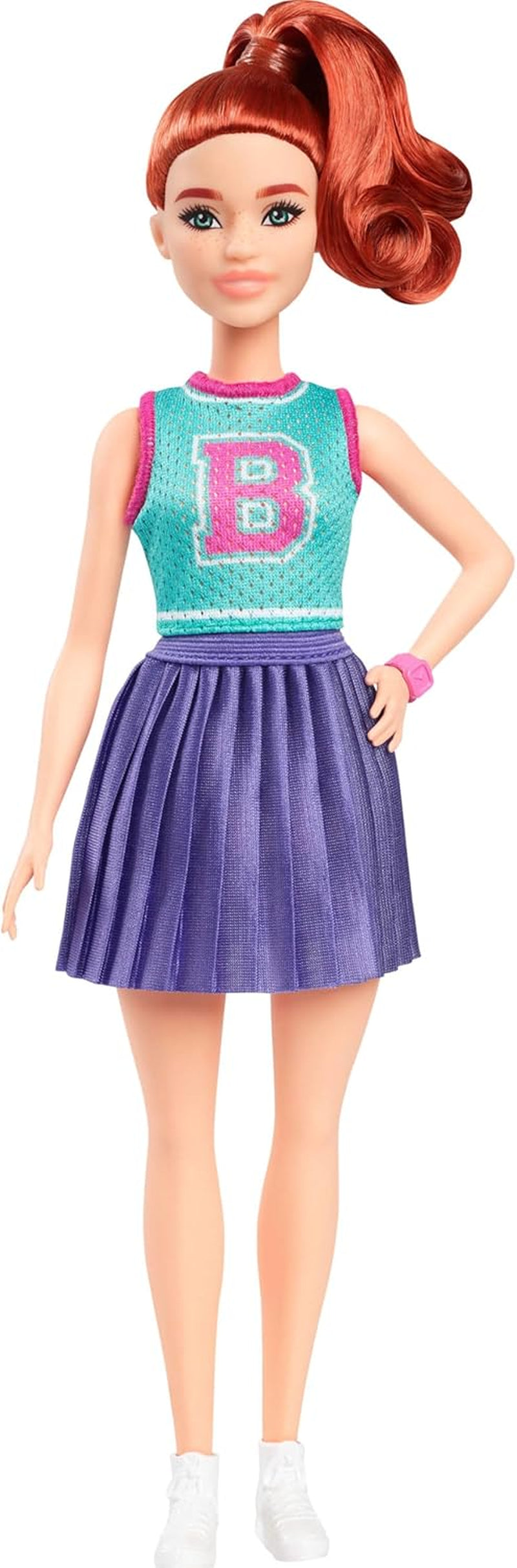 Păpușă Barbie Fashionistas nr. 232 cu păr roșcat, bluză sport din jersey cu imprimeu B, fustă plisată mov, ceas de mână și adidași, HYT90 Papusi Naty Shop Titlu implicit