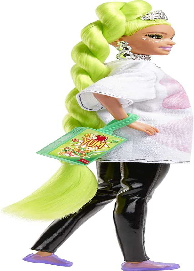 Barbie HDJ44 - Păpușă extra #11 în tricou supradimensionat și jambiere cu papagal de companie, păr verde neon extra lung și accesorii, articulații flexibile, cadou jucărie pentru copii cu vârsta de peste 3 ani Papusi Naty Shop
