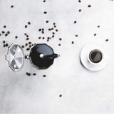 Cafetieră italiană Cecotec Cumbia Mokclassic 600 Neagră, 300 ml, fabricată din aluminiu cu o capacitate de 6 cești de cafea, potrivită pentru toate tipurile de plite și ușor de curățat.