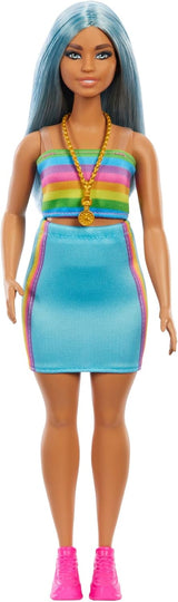 Păpușa Barbie Fashionistas nr. 218 cu păr lung albastru, bluză curcubeu și fustă turcoaz, păpușă de modă de colecție care comemorează cea de-a 65-a aniversare, HRH16