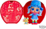 LOL Surprise! Loves Strawberry Shortcake Tots – Păpuși parfumate de colecție cu 7 surprize, animal de companie, modă, pantofi, pălărie, set de joacă cu căsuță convertibilă în formă de căpșuni, vârste 4+