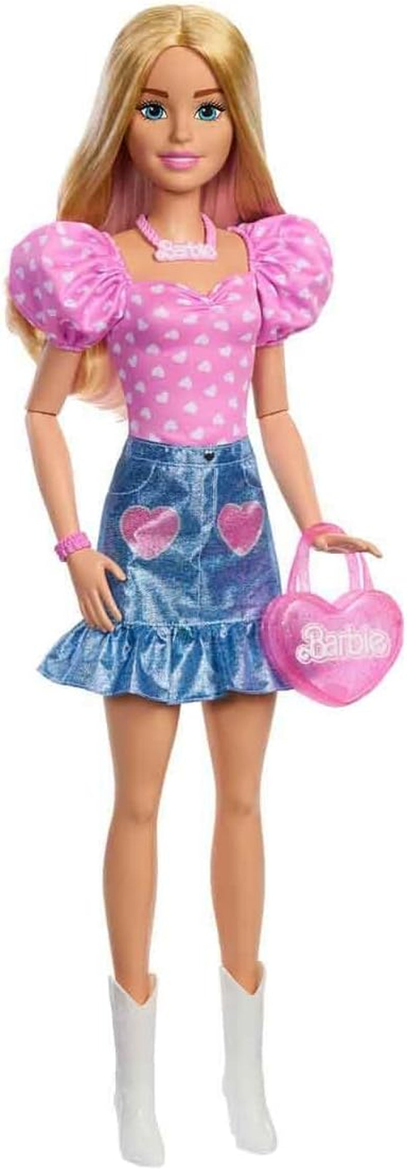 Păpușă Barbie la modă, blondă, 71 cm, cu haine detașabile, top roz, fustă din denim și cizme de cowboy, colier și geantă de mână, HYT84