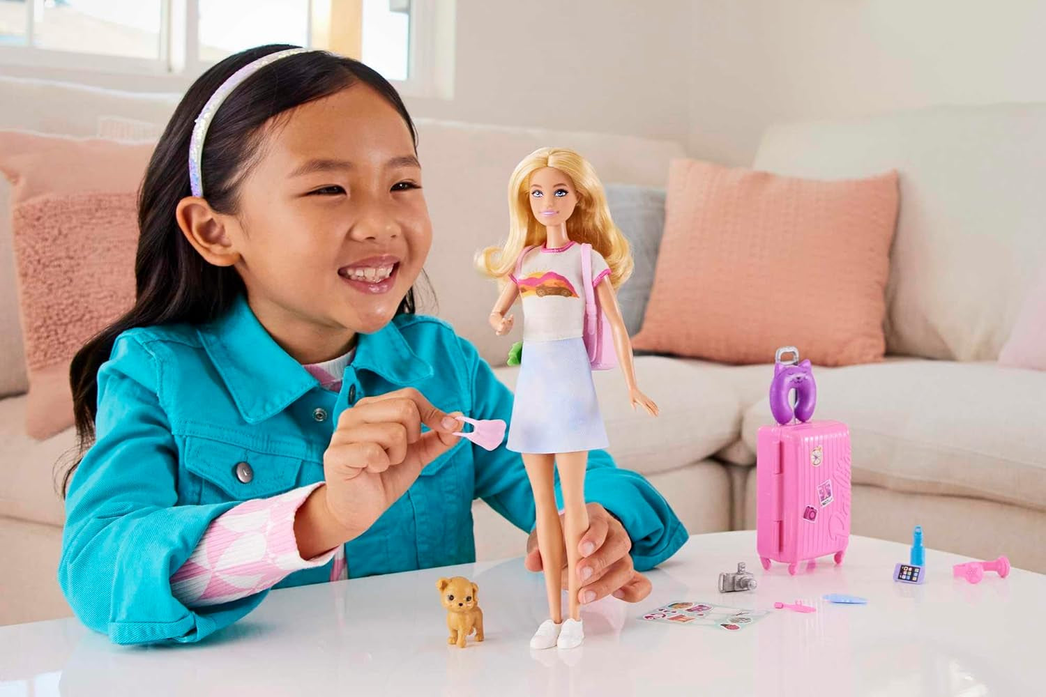Păpușă Barbie, Barbie de călătorie cu păr blond, peste 10 accesorii de călătorie, autocolante, valiză, cățeluș, include 1 păpușă, cadou pentru copii, jucărie pentru vârsta de 3 ani și peste, HJY18