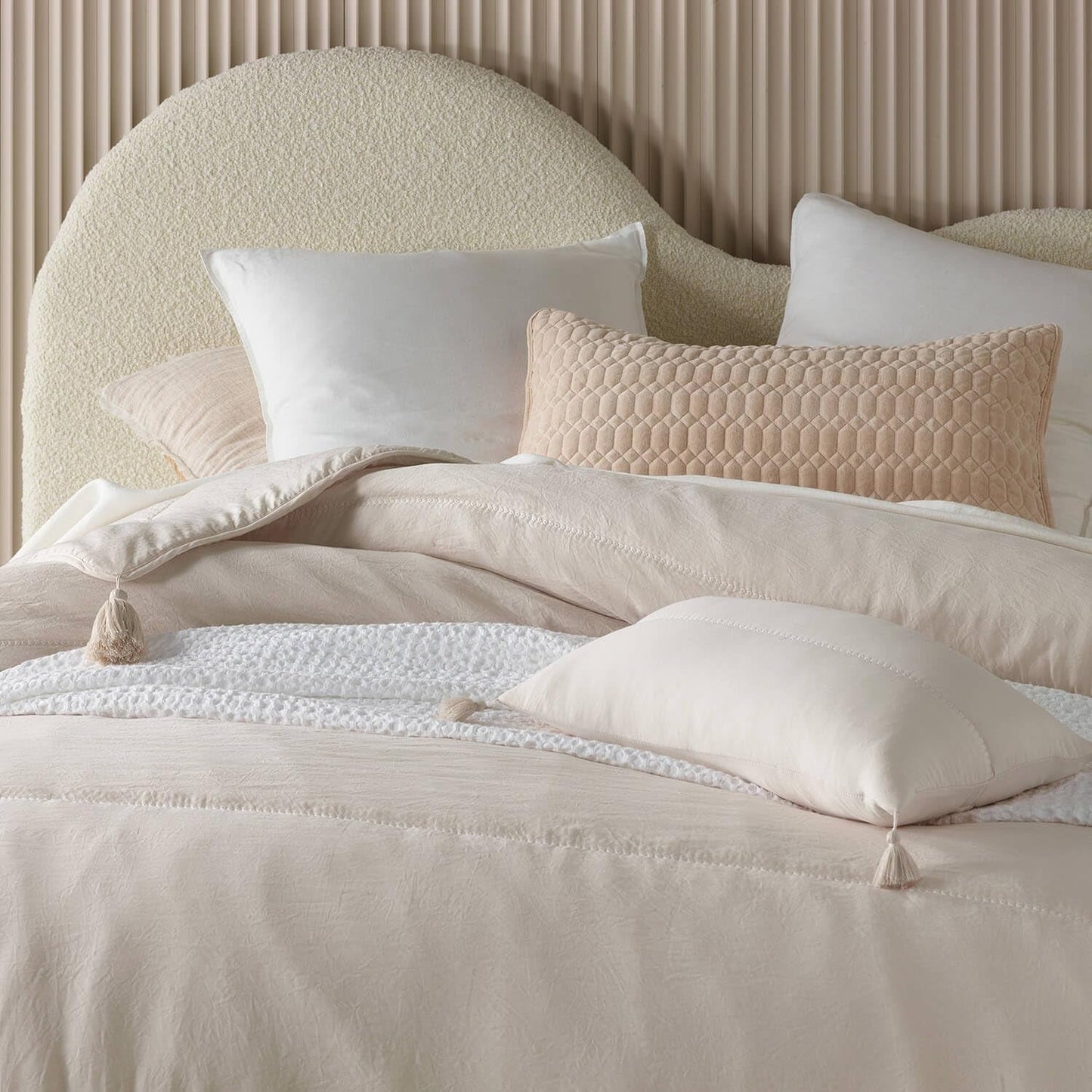 ROOM99 Noemi Cuvertură de pat elegantă în crem 170 X 210 Cm Cuvertură de pat versatilă ca cuvertură de pat sau canapea Pătură de aruncat pentru pat și canapea Stilul quilt Ideal ca cuvertură de pat Paturi si Cuverturi Besuche den ROOM99-Store