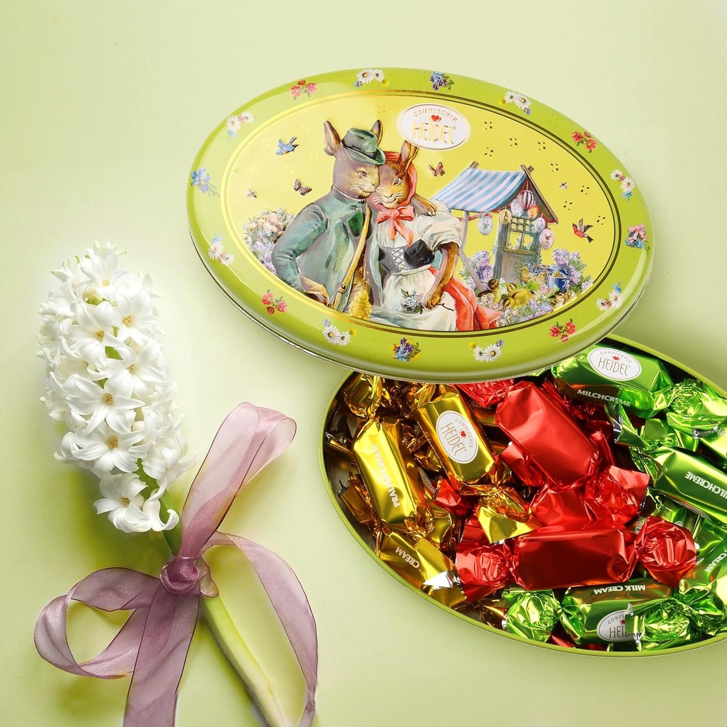 Cutie cadou Heidel cu felicitări de Paște 183g, praline premium din ciocolată cu lapte cu cutie metalică decorativă, ideală ca și cadou de Paște