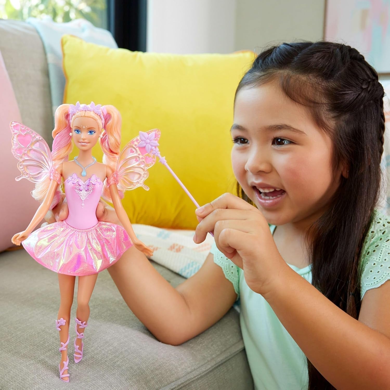 Mattel Barbie Doll Fairy cu baghetă de jucărie și accesorii de modă, temă fantastică cu aripi și ținută care își schimbă culoarea, JCP76, [Multicolor] Papusi Naty Shop