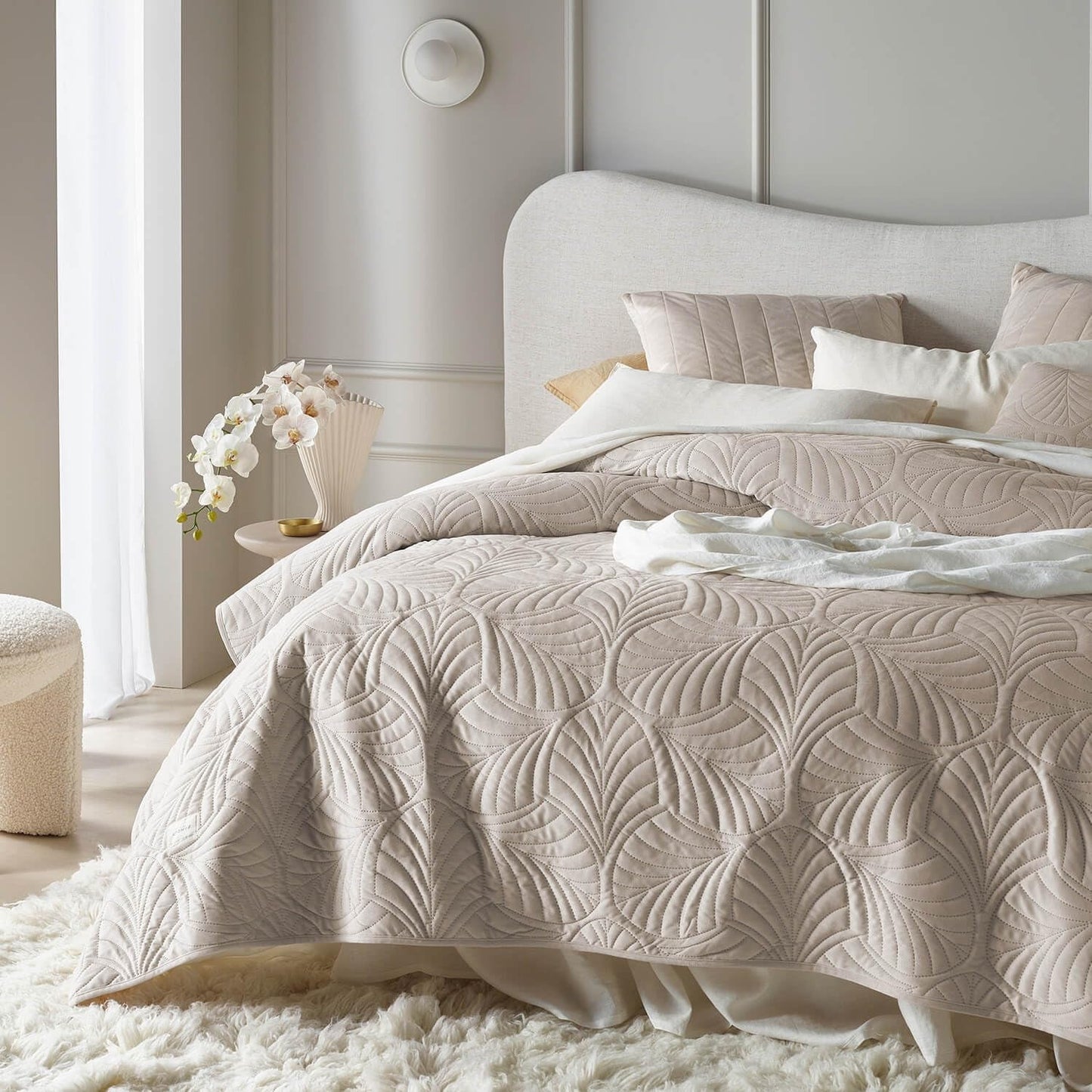 ROOM99 Feel Cuvertură de pat elegantă în bej 220 X 240 Cm Cuvertură de pat versatilă ca cuvertură de pat sau canapea Pătură de aruncare pentru pat și canapea Stil de cuvertură Ideal ca cuvertură de pat Catifea catifea Paturi si Cuverturi Besuche den ROOM99-Store