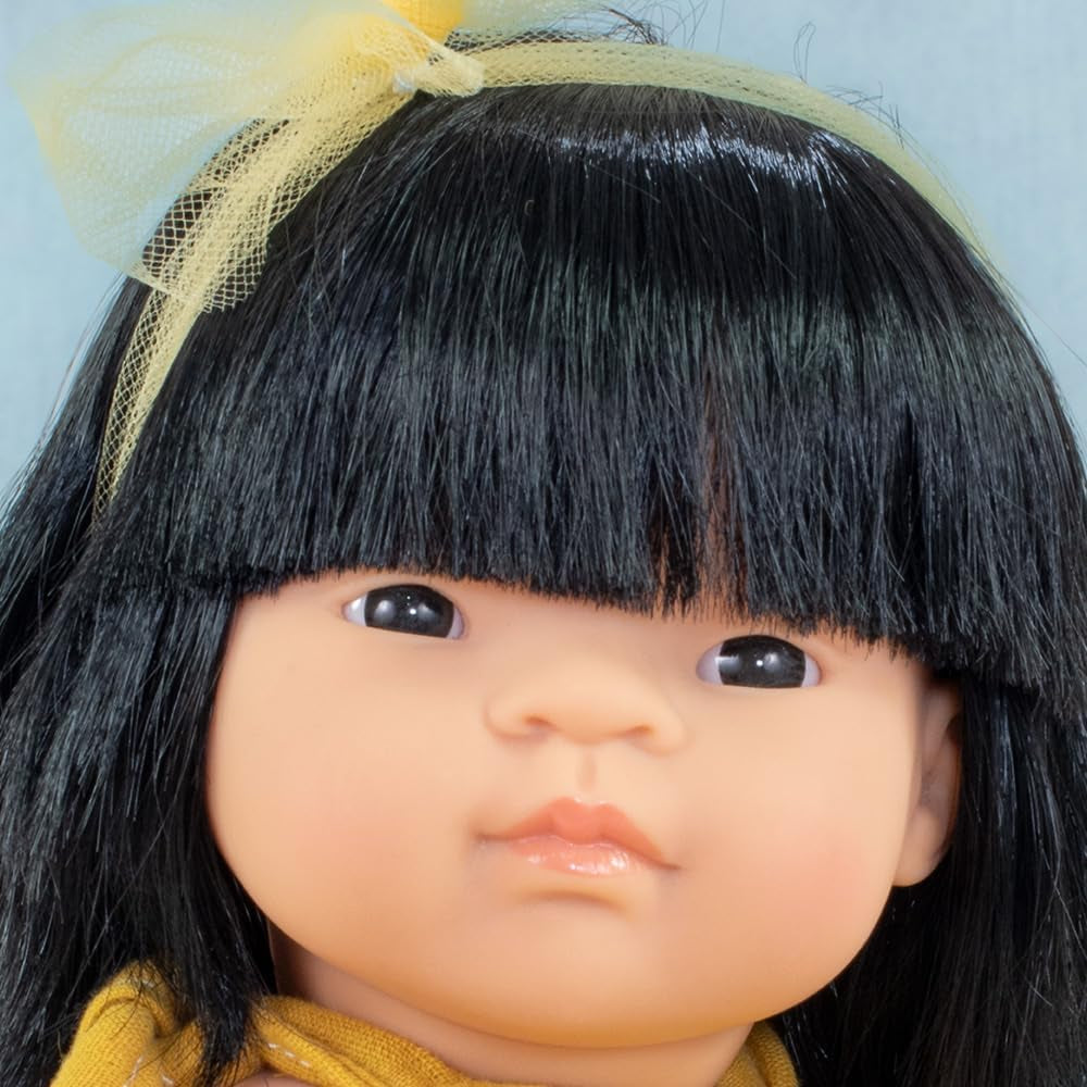 Păpușă Miniland, 38 cm, fată asiatică. Fabricată în Spania. Corectă din punct de vedere anatomic. Colecția My Friend & Me
