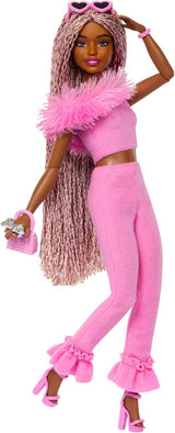 Păpușă Barbie Deluxe Style nr. 3 cu ținută Barbiecore, păr blond în coc înalt, rochie roz pastel cu fundiță supradimensionată și accesorii precum colanți Fishnet, HYV27 Papusi Naty Shop Maro