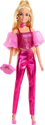 Păpușa Barbie Deluxe Style #5 într-o ținută roz metalizată, blondă, cu un top cu corset strălucitor și pantaloni strălucitori, cu accesorii precum un colier roz și o geantă de mână, JFP40
