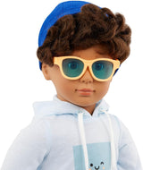 Our Generation – Milo – Păpușă băiat 46 cm – Ochi căprui realiști și păr castaniu creț – Bagaj cu roți și accesorii de călătorie – Joc de simulare – Jucărie pentru copii cu vârsta de 3 ani și peste