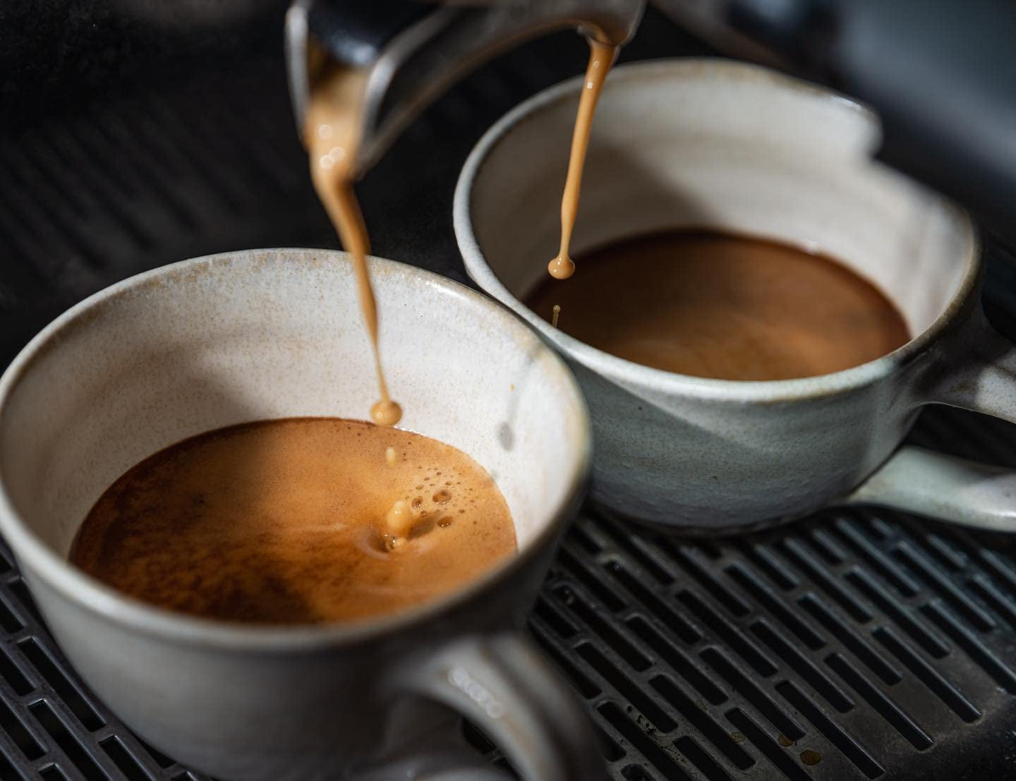 Espresso N°10 de la Coffee858 - Amestec de espresso puternic și picant, format din 70% boabe Arabica din Brazilia și 30% Robusta (1000g)