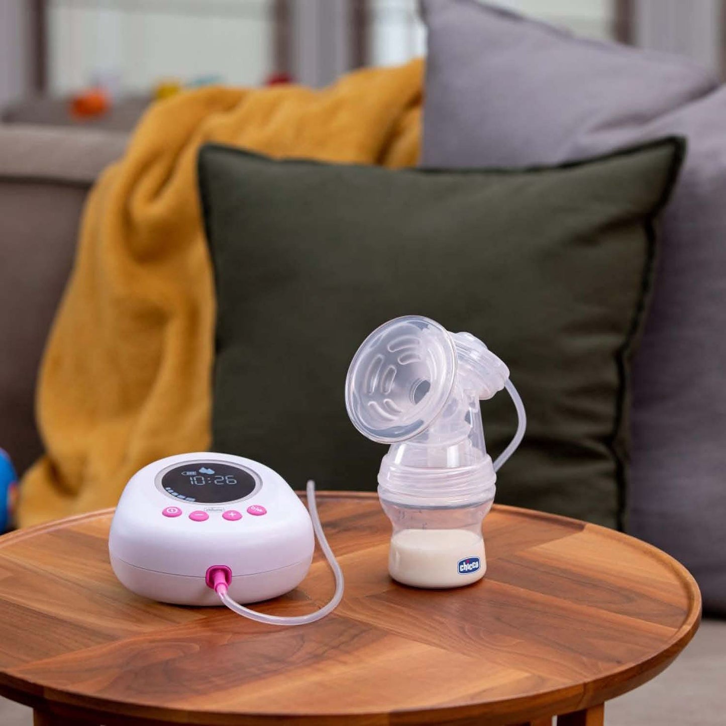 Pompă electrică pentru sân Chicco cu faze de stimulare și extracție, 10 niveluri de intensitate, confortabilă și rapidă, formă ergonomică, cu tetina înclinată și capac etanș, alb, 150 ml Accesorii Hrana si Alaptare Bebe Naty Shop