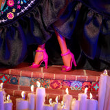 Păpușa Barbie Signature, figurină de colecție Día De Muertos 2024 cu rochie neagră și top albastru cu volane, imprimeu brodat și accesorii colorate, HRM72