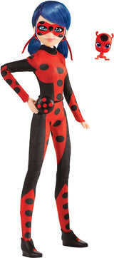 Bandai - Miraculous Ladybug - Doll Marinette Colour Change Surprise - Păpușă articulată Miraculous, 26 Cm + 3 surprize - Model aleatoriu - P50390 Papusi Naty Shop Gărgărița, timpul să se dezevilizeze