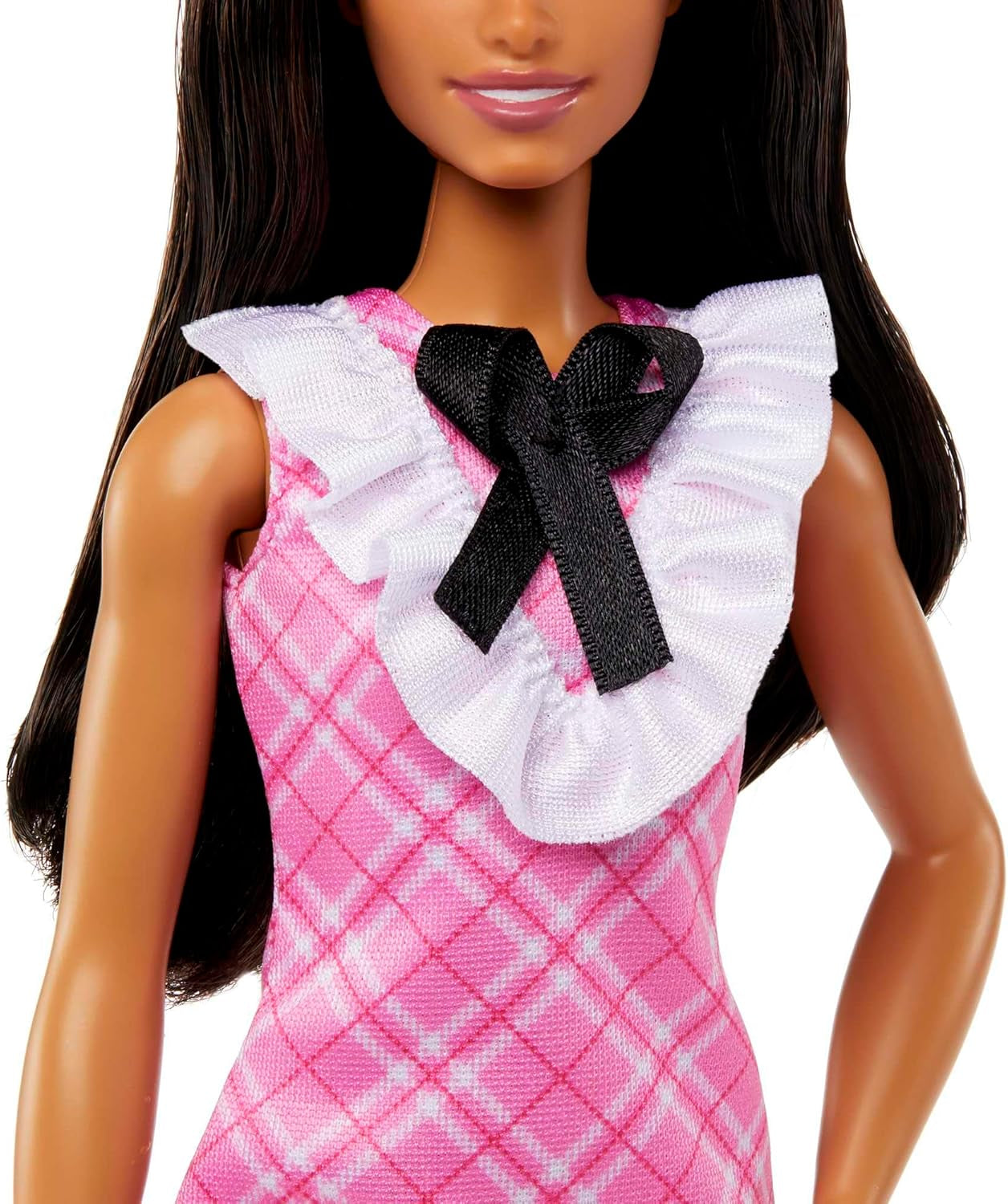 Barbie Fashionistas - Păpușă sportivă cu păr negru și bentiță cu aspect de perlă, purtând o rochie roz în carouri cu fundă neagră și guler cu volane, pentru copii cu vârsta de 3 ani și peste, HJT06