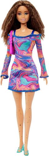 Păpușa Barbie Fashionistas nr. 206 - Păr ondulat și pistrui - Rochie modernă cu marmură curcubeu, geantă de umăr și pantofi verzi - pentru copii cu vârsta de 3 ani și peste, HJT03