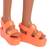 Păpușa Barbie Fashionistas nr. 233 cu păr negru, rochie midi portocalie în carouri cu flori roz, colier și sandale, HYT91