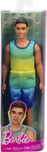 Păpușa Ken Barbie Fashionistas nr. 236 cu păr negru, maiou albastru-verzui ombré, pantaloni scurți din denim și adidași argintii, HYV00