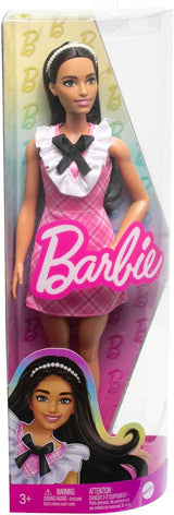 Barbie Fashionistas - Păpușă sportivă cu păr negru și bentiță cu aspect de perlă, purtând o rochie roz în carouri cu fundă neagră și guler cu volane, pentru copii cu vârsta de 3 ani și peste, HJT06