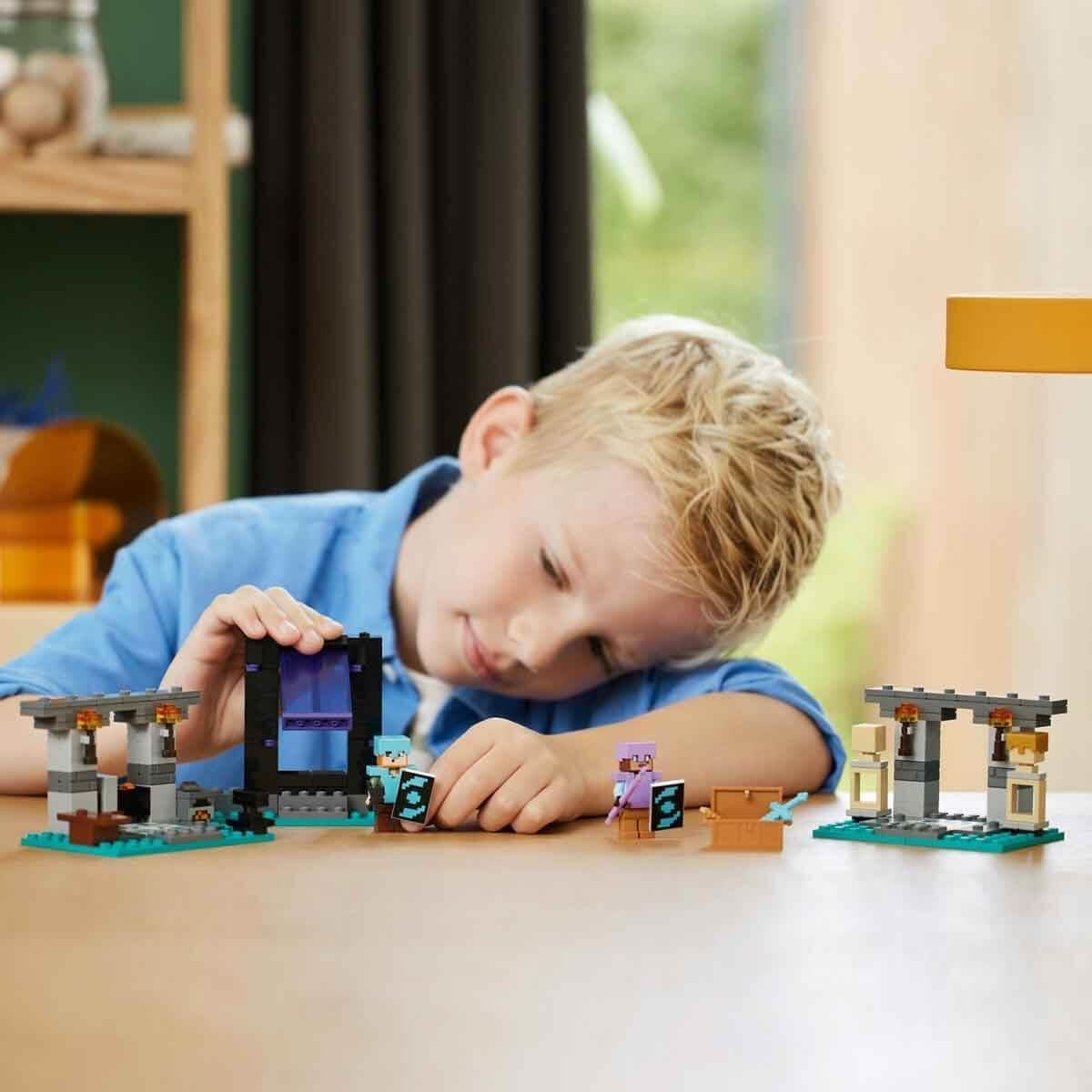 LEGO Minecraft The Armoury, set de jocuri cu figuri de eroi, arme de jucărie și figura Alex, jucărie de acțiune pentru băieți și fete, cadou pentru gameri și copii de la 7 ani 21252 Seturi de constructie Besuche den LEGO-Store