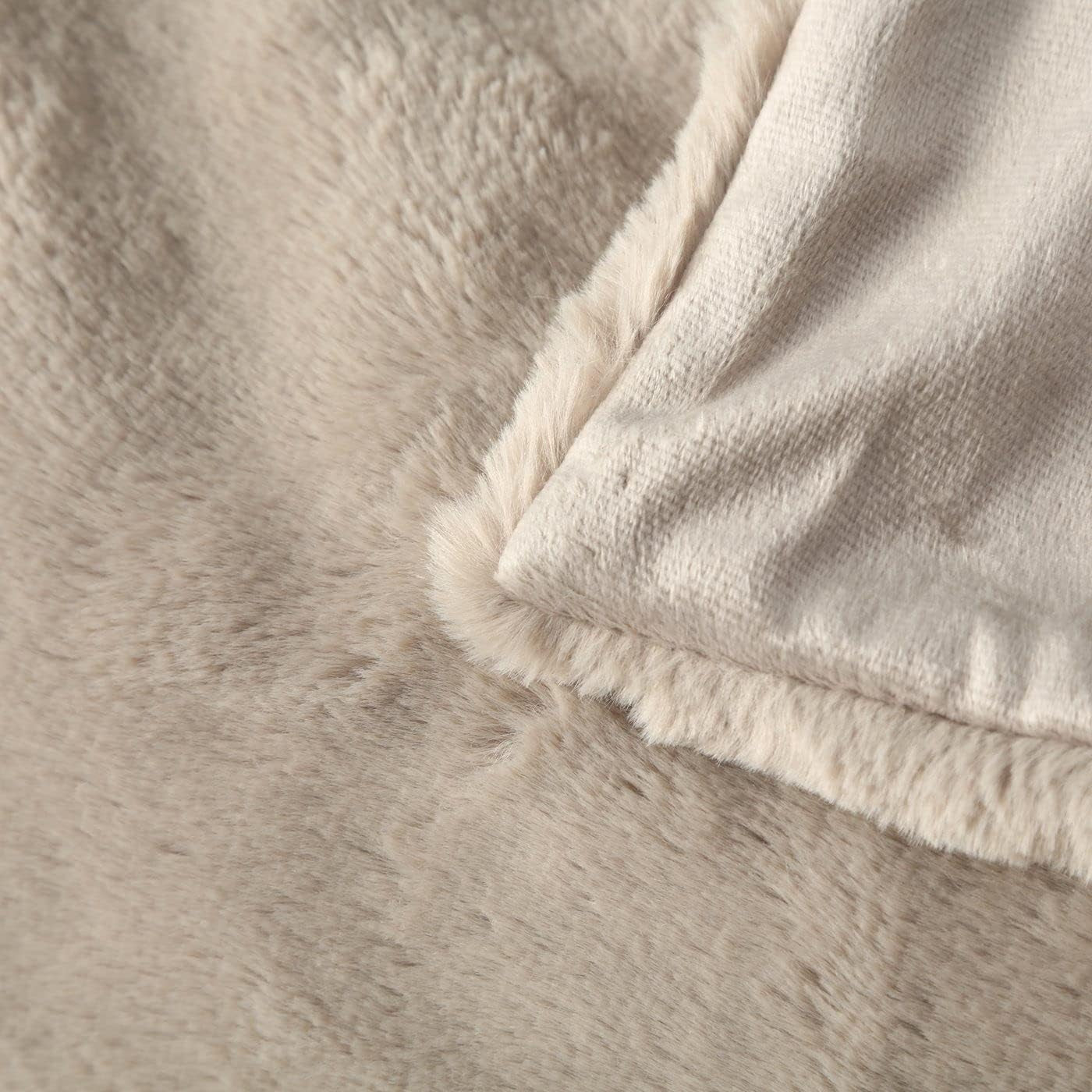 Pătură Boltze Storan (dimensiune 150X200 cm, culoare bej, pătură confortabilă din poliester, ideală pentru serile reci de iarnă, aspect blană) 1015378 Paturi si Cuverturi BOLTZE