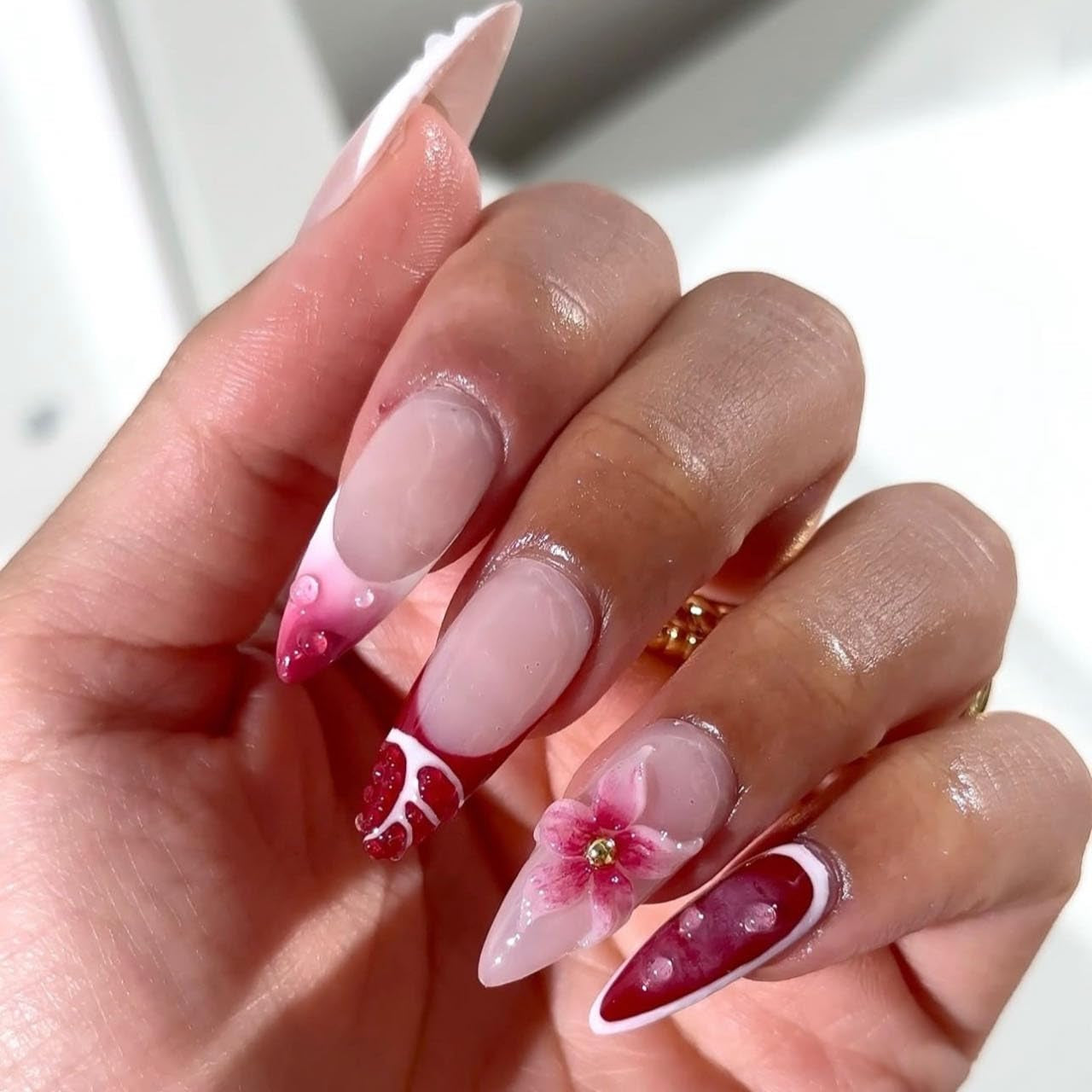 Mouyouglow 30 bucăți unghii false scurte, model floral cu dungi albe, culoare nud, model francez 3D, cu flori Y2K, cu lipici pentru unghii, vârfuri albe, flori argintii ondulate, vară, INS, unghii artificiale
