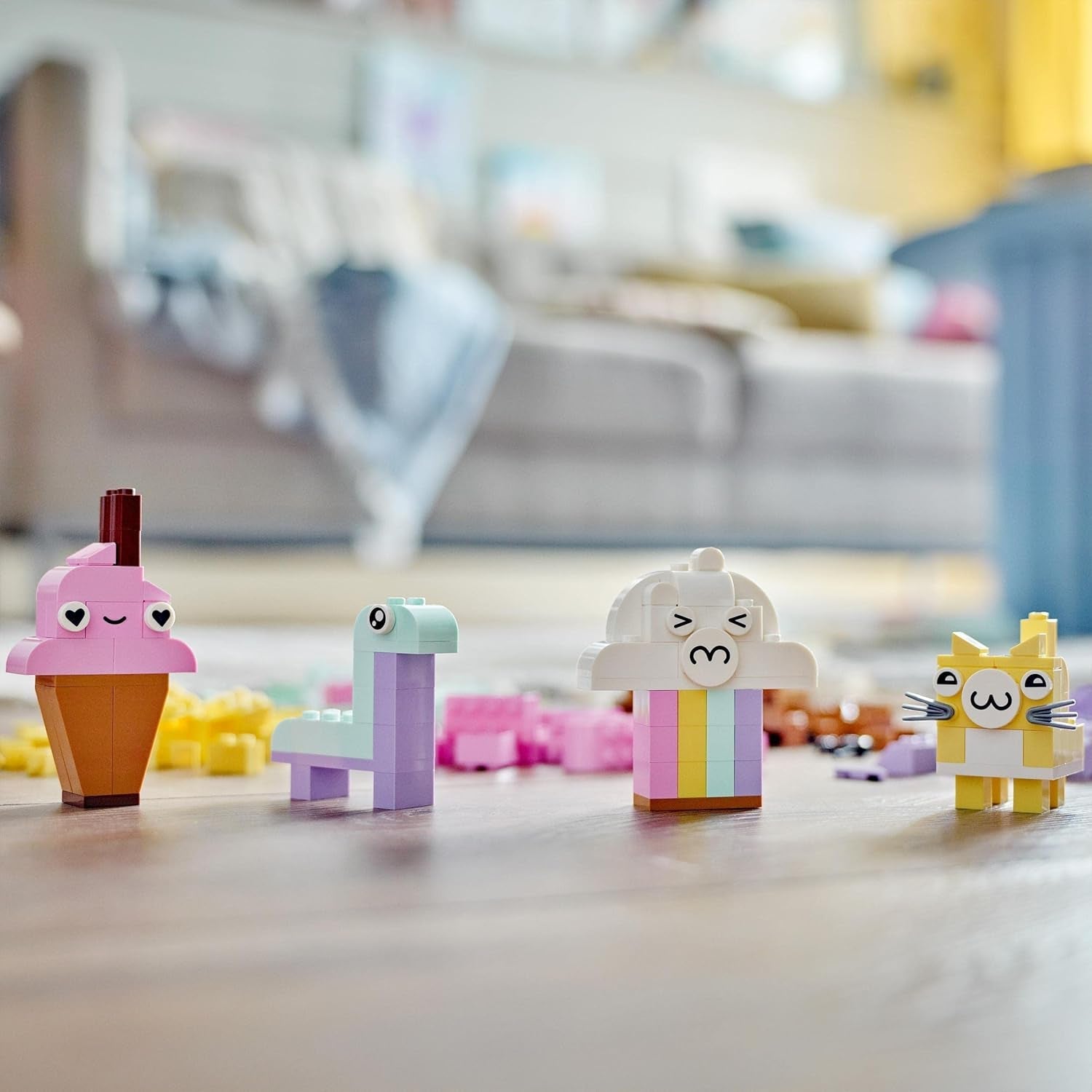LEGO 11028 Classic Pastel Creative Building Set Brick Box, jucărie de construcție pentru fete și băieți cu vârsta de peste 5 ani Cu modele; înghețată, dinozaur, pisică și multe altele Seturi de constructie Besuche den LEGO-Store