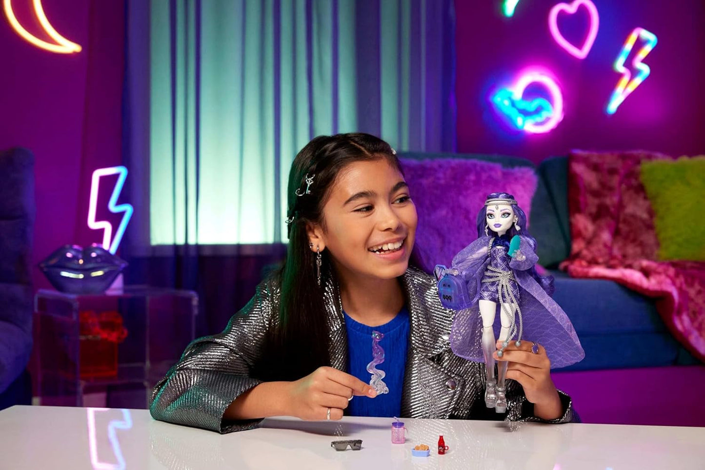 Păpușă Monster High Spectra Vondergeist cu dihorul Rhuen și accesorii precum rucsac, tabletă, gustări și multe altele, HXH77 Papusi Naty Shop