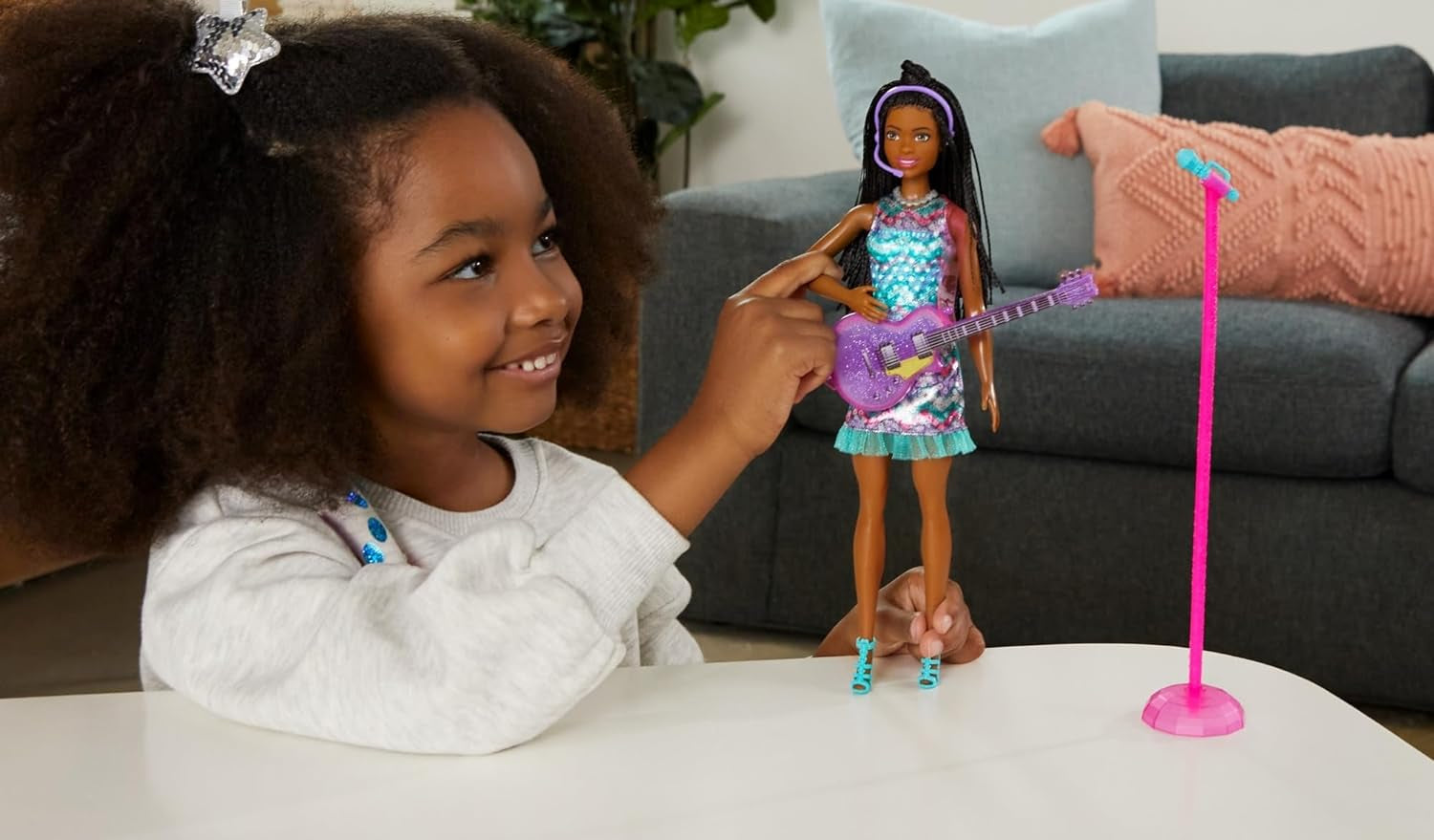 Barbie GYJ22 - scenă liberă pentru păpușa Big Dream Brooklyn (aprox. 30 cm, codițe maro) cu melodii din film, lumini, microfon și accesorii, cadou pentru copii de la 3 ani în sus Papusi Naty Shop