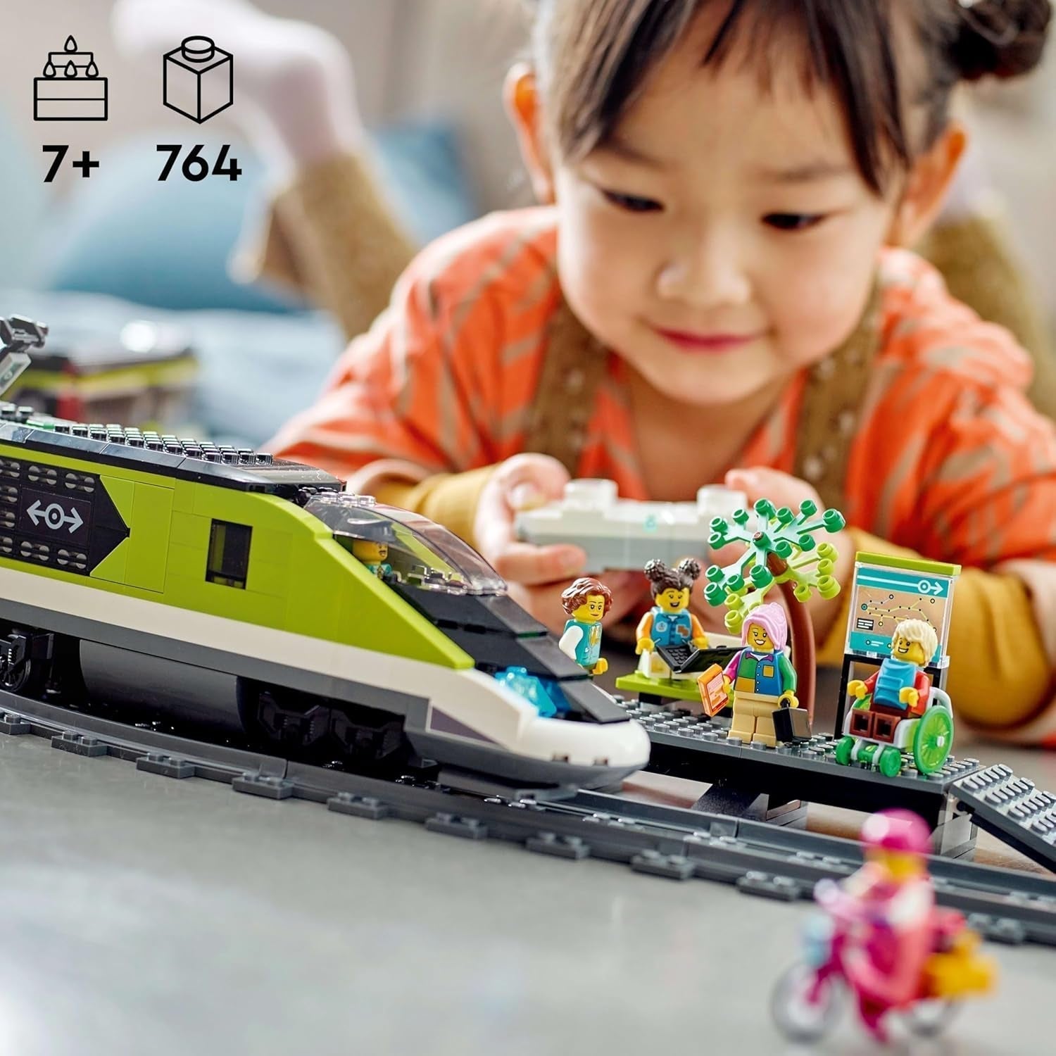 LEGO City Passenger Express Train, set cu tren controlat de la distanță, jucărie feroviară cu faruri, 2 vagoane și 24 de elemente de cale, cadou pentru copii, băieți și fete 60337 Seturi de constructie Besuche den LEGO-Store