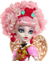 Păpușa Monster High Scary Sweet Birthday, Cupid Asteria, într-o rochie de petrecere roz și roșie, cu accesorii tematice precum invitație, balon, cadou și multe altele, JBG77