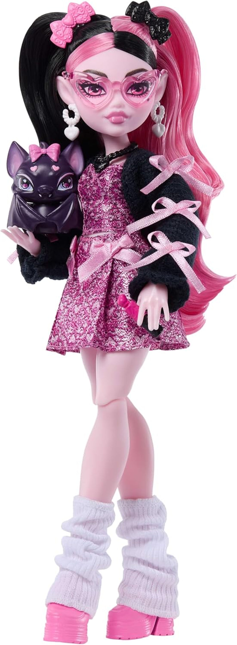 Păpușa Monster High, Draculaura cu rochie roz cu funde și cardigan negru, cu liliacul Contele Fabulos și 7 accesorii precum ramen, ruj și geantă, JHK29