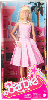 Păpușă Barbie, păpușă The Movie, în rochie roz și albă și colier cu margarete, Margot Robbie, piesă de colecție, jucărie pentru copii de la 3 ani, HPJ96