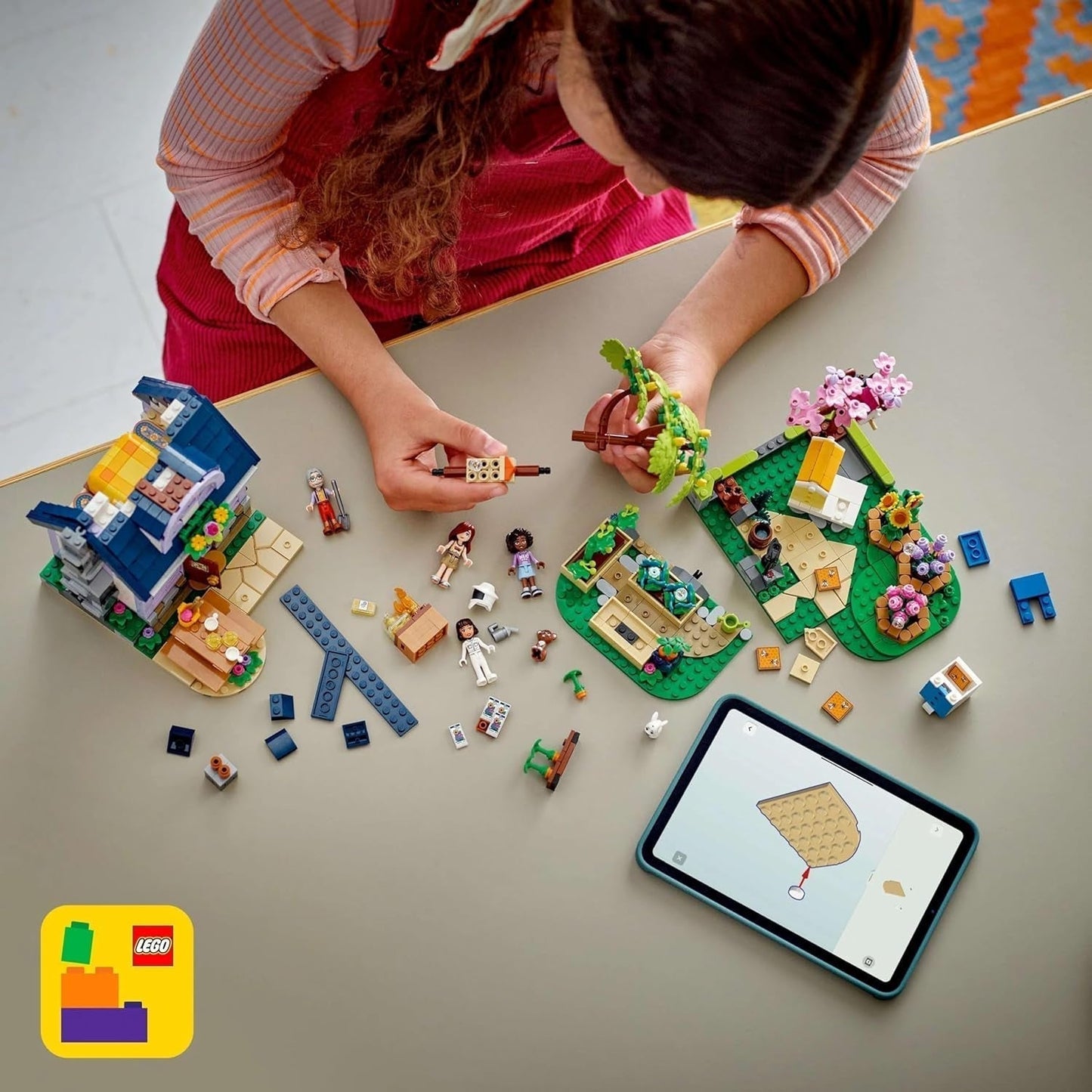 LEGO Friends House And Flower Garden The Beekeeper, set de construcție, set de joacă în natură, cadou pentru fete de la 12 ani, set cu model construibil, 4 minifigurine și figuri de animale, pisică și iepure 42669 Seturi de constructie Besuche den LEGO-Store