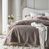 ROOM99 Feel Cuvertură de pat elegantă în bej 220 X 240 Cm Cuvertură de pat versatilă ca cuvertură de pat sau canapea Pătură de aruncare pentru pat și canapea Stil de cuvertură Ideal ca cuvertură de pat Catifea catifea Paturi si Cuverturi Besuche den ROOM99-Store Maro 170X210