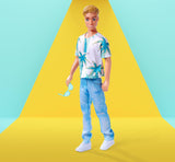 Simba Steffi Love Kevin, o păpușă purtând un top cu imprimeu de palmieri și blugi cool, inclusiv ochelari de soare, 30 cm, vârste 3+