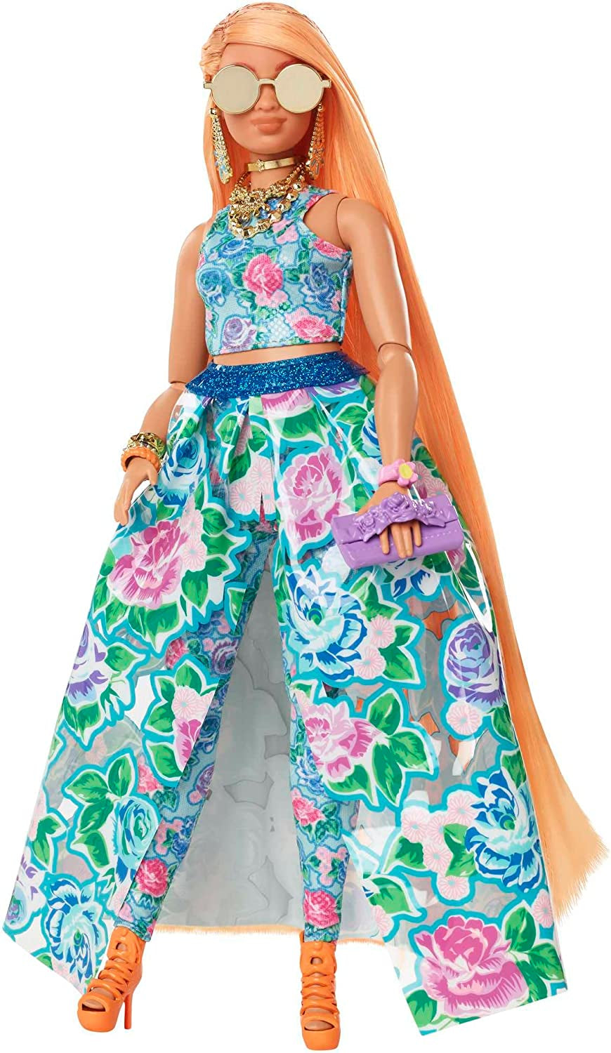 Barbie Extra Fancy, Curvy Păr lung blond cu căpșuni, costum din două piese, pisică albastră, geantă roz, ochelari de soare cu ananas, inclusiv păpușă, potrivit ca cadou, Hhn14 Papusi Naty Shop