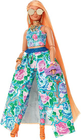 Barbie Extra Fancy, Curvy Păr lung blond cu căpșuni, costum din două piese, pisică albastră, geantă roz, ochelari de soare cu ananas, inclusiv păpușă, potrivit ca cadou, Hhn14 Papusi Naty Shop