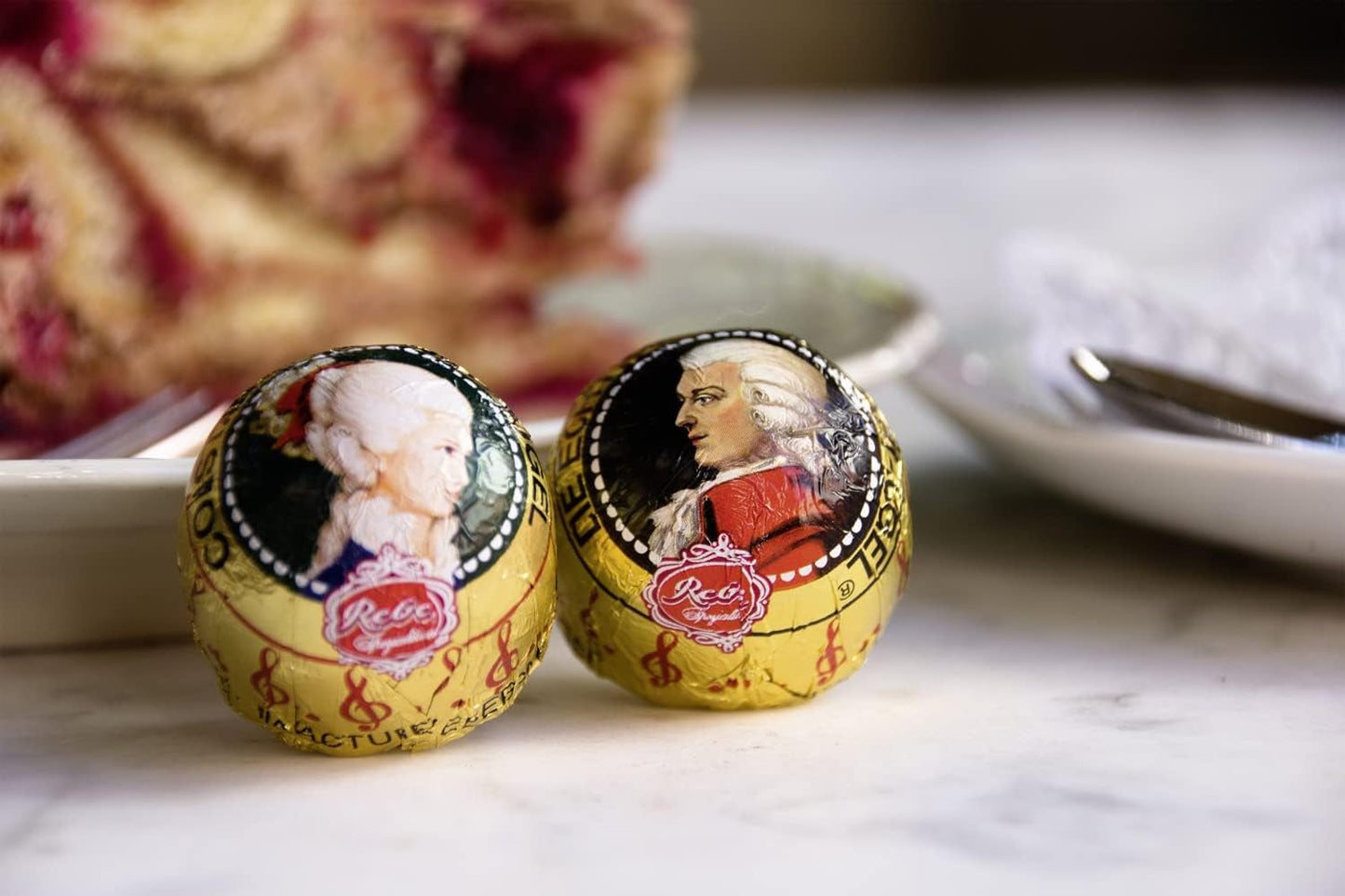 Bile Reber Mozart – pungă de cofetărie cu 8 bucăți – Bile Reber Mozart autentice din ciocolată neagră, marțipan și nuga - 1 x 160 g
