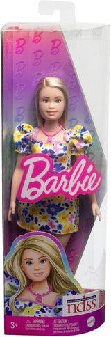 Barbie Fashionistas - Păpușă dezvoltată împreună cu Societatea Națională pentru Sindromul Down, păr blond și ținută modernă cu rochie florală și pantofi sport albi, pentru copii cu vârsta de 3 ani și peste, HJT05