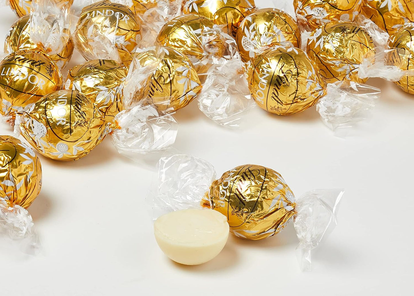 Bile de ciocolată albă Lindt LINDOR | Pungă de 137 g | Aprox. 10 biluțe de ciocolată albă cu umplutură care se topește în gură | Set cadou de ciocolată | Set cadou de ciocolată (Pachet de 2)