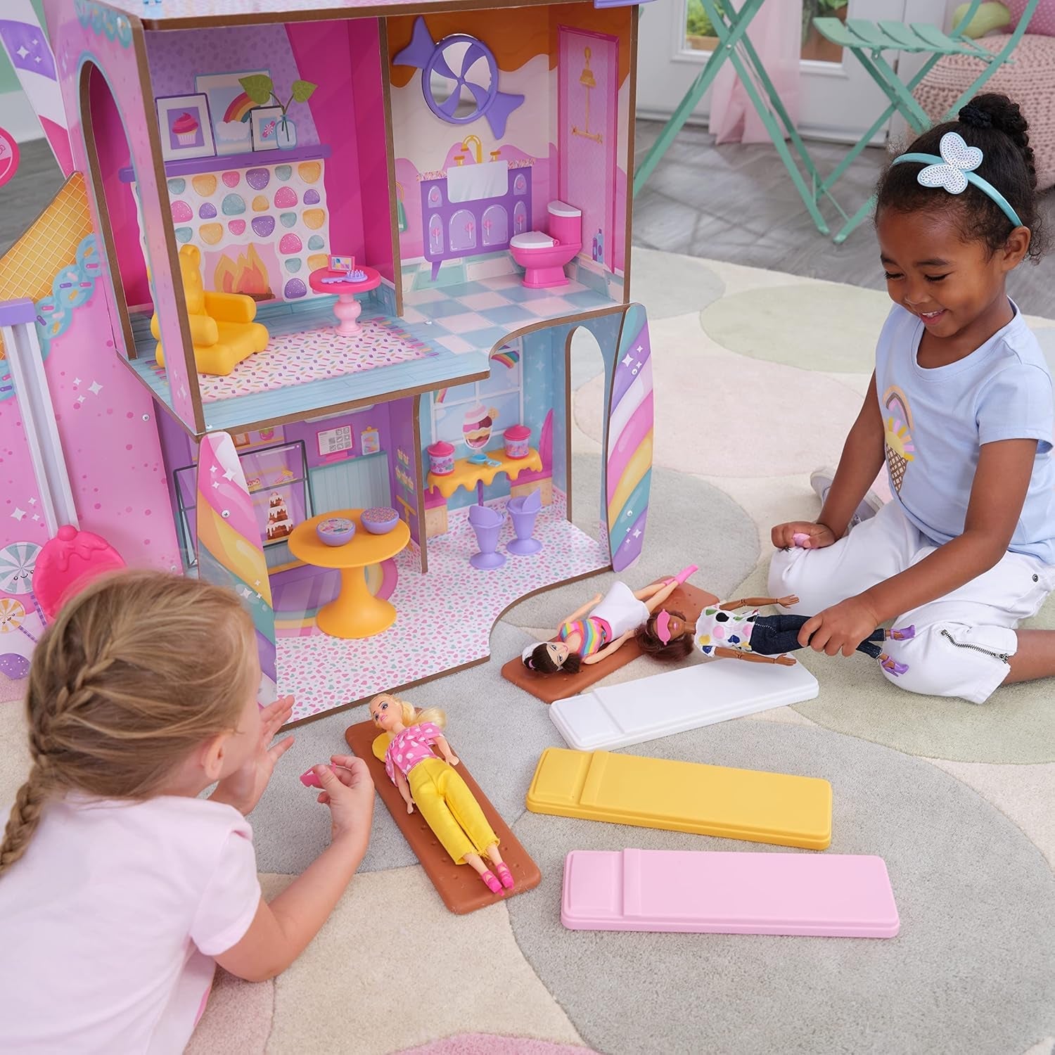 KidKraft Casă de păpuși din lemn, Castel cu bomboane, cu mobilier și accesorii, Casă cu figurină lamă unicorn, lift cornet de înghețată și scaun ursuleț gumat pentru păpuși, Jucărie pentru copii de la 3 ani în sus, 20242
