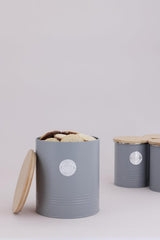 LIVING collection, borcan pentru biscuiți cu capac | gri pastel | cutie de depozitare de 3,4 L pentru biscuiți | borcan pentru biscuiți din oțel cu capac | borcane de depozitare etanșe din bambus cu capac Cutii depozitare alimente Naty Shop