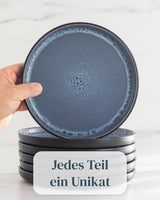 Set de veselă din gresie ceramică, format din 18 piese, pentru 6 persoane, design Ibiza, CÂȘTIGĂTOR AL TESTULUI. Un set de veselă mediteranean superb, din gresie ceramică, inclusiv boluri și farfurii. Set de veselă Pure Living în albastru fumuriu.