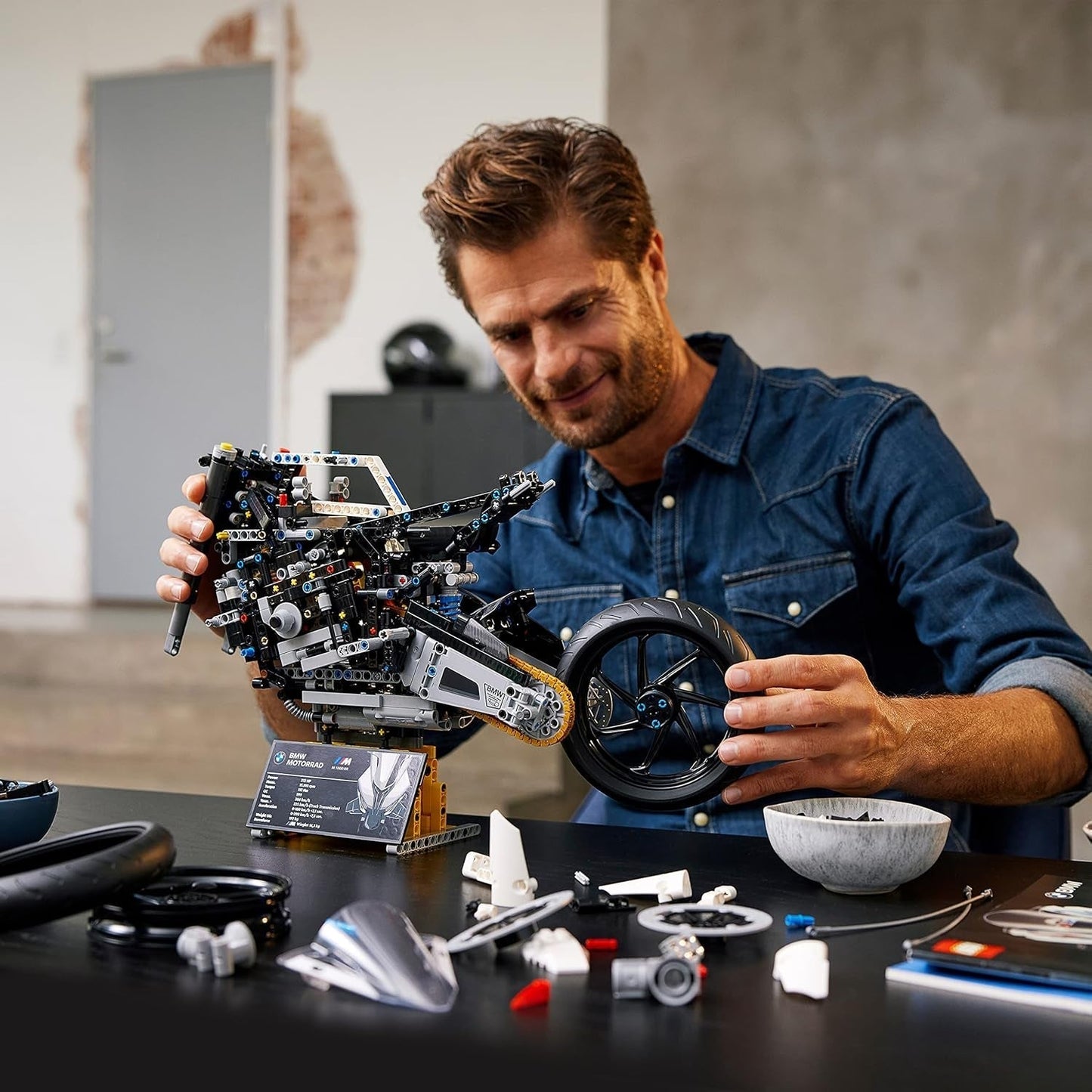 Model de motocicletă LEGO Technic BMW M 1000 RR, kit model pentru adulți, set ca un cadou pentru artizanat pentru bărbați și femei, ca decor pentru casă sau birou 42130 Seturi de constructie Besuche den LEGO-Store