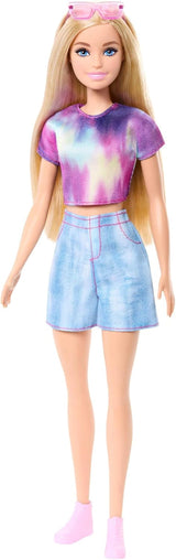 Păpușă Barbie Mysteries: Detectivii de pe plajă Malibu cu ținută și accesorii caracteristice, inclusiv ochelari de soare, JFV63