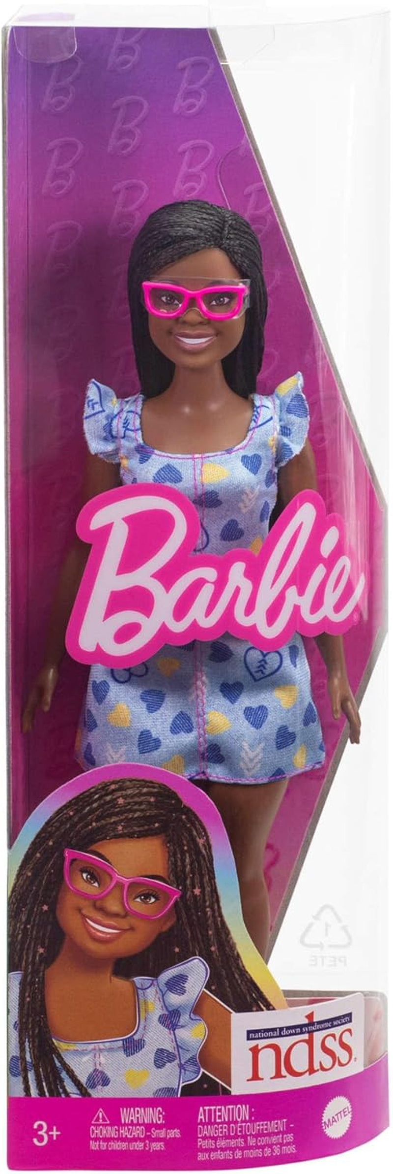 Păpușa Barbie Fashionistas nr. 229 cu sindrom Down, într-o rochie cu model de inimă, dezvoltată în colaborare cu Societatea Națională pentru Sindromul Down, HYK14
